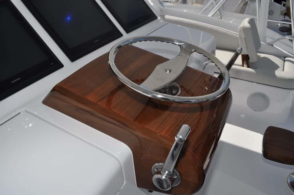 The teak helm pod of Hatteras GT70