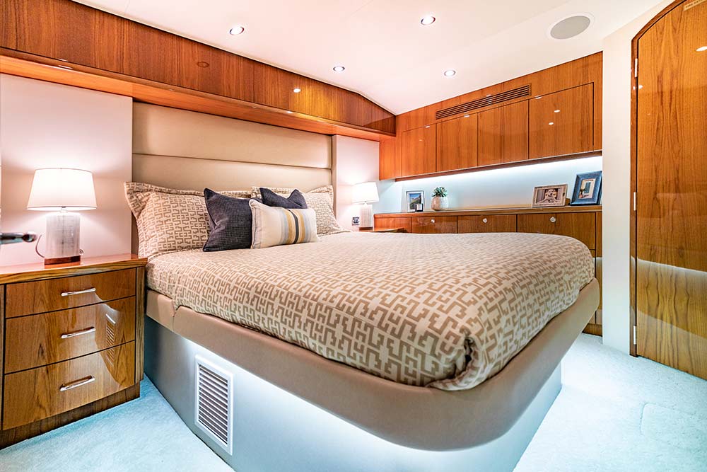 2019 hatteras gt59 stateroom