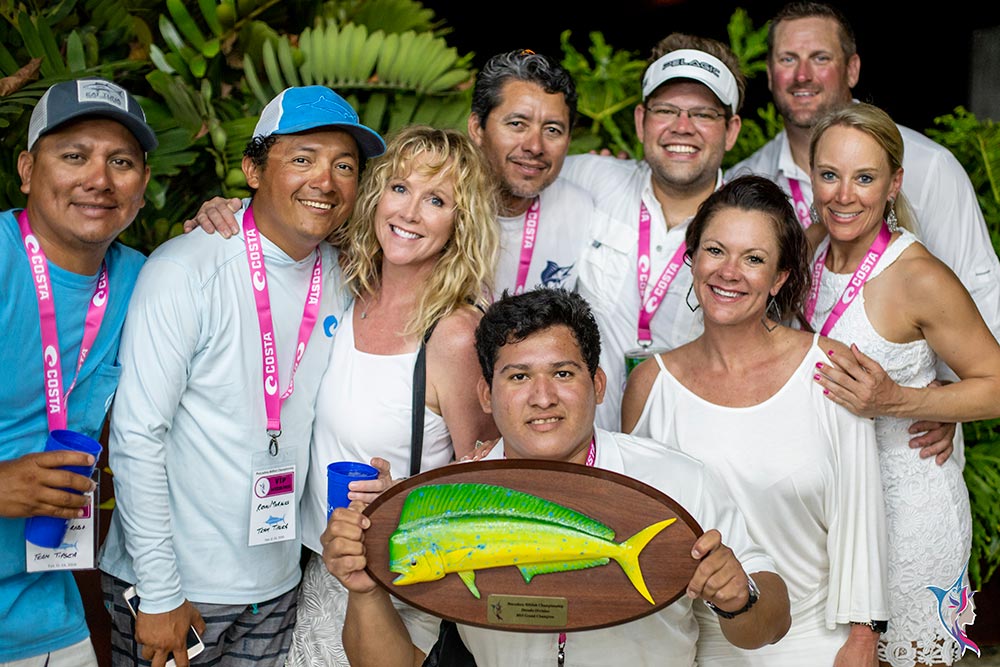 fishing team holding up a dorado trophy at pescadora billfish tournament