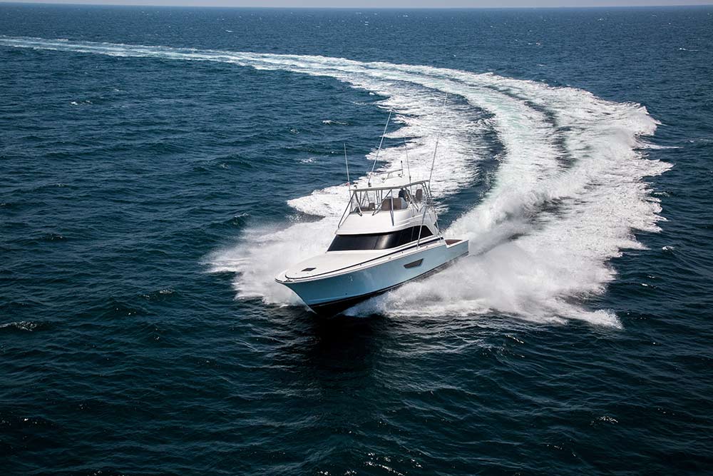 bertram yachts 61 turning on the water
