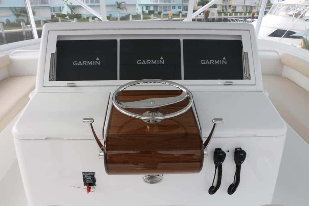 Hatteras GT63 helm