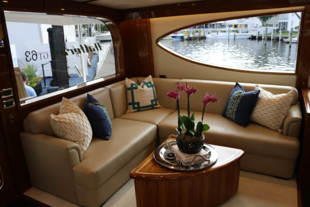 Hatteras GT63 salon