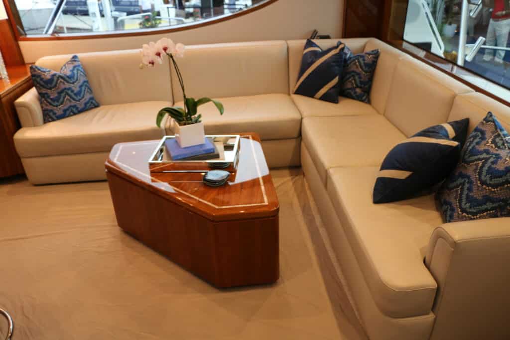 Hatteras GT63 salon