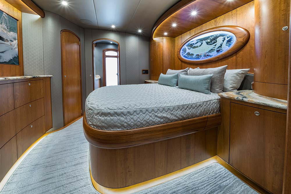 the bedroom of the willis 77 uno mas yacht