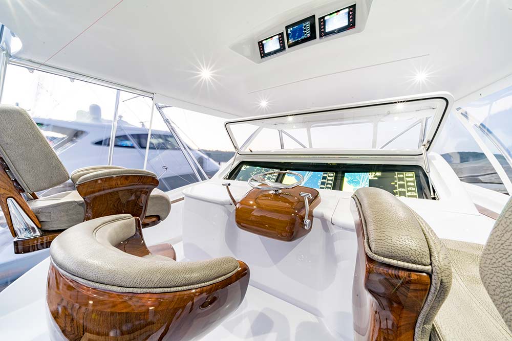 the helm of the willis 77 uno mas yacht