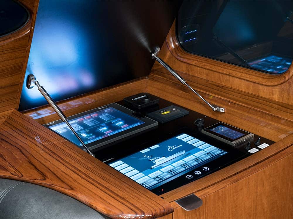 console display on the willis 77 yacht