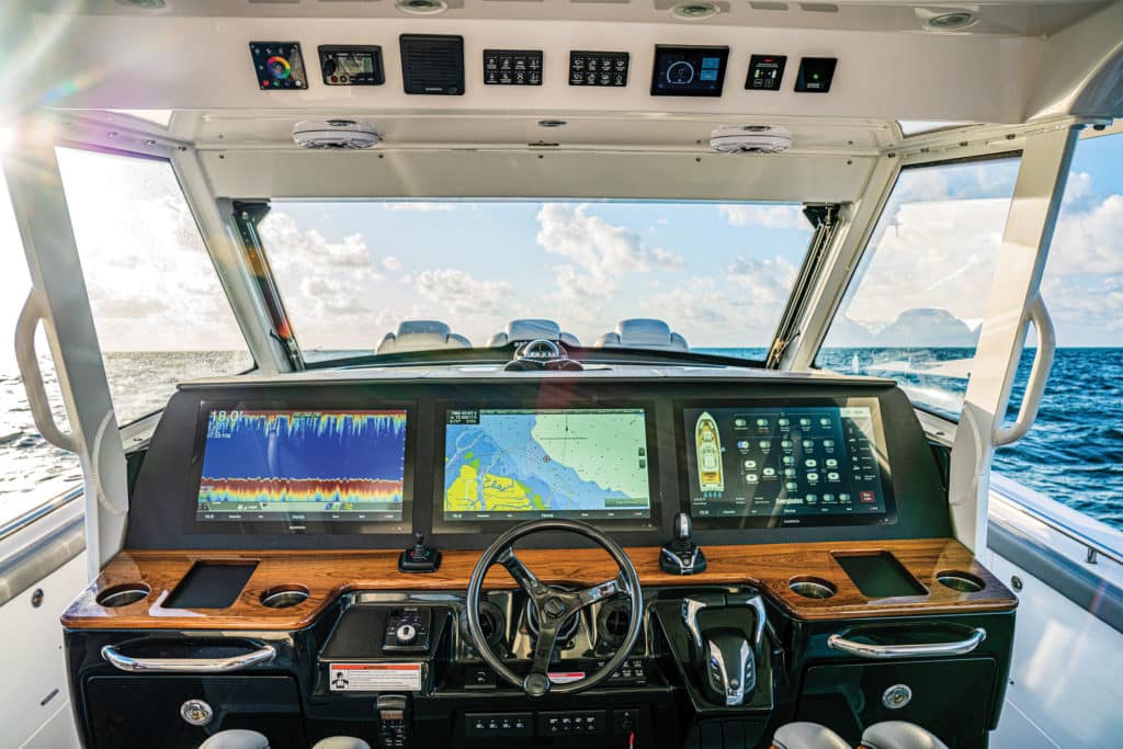 The helm and display of the Everglades 455CC