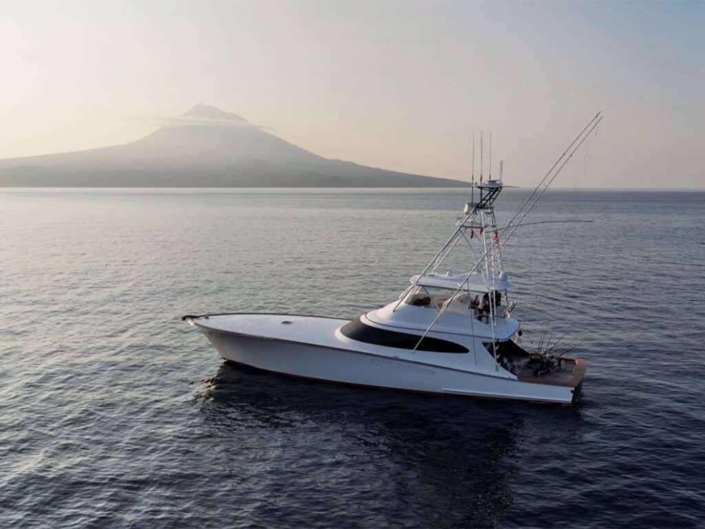 Uno Mas sport-fishing boat cruising on the water in the Azores.