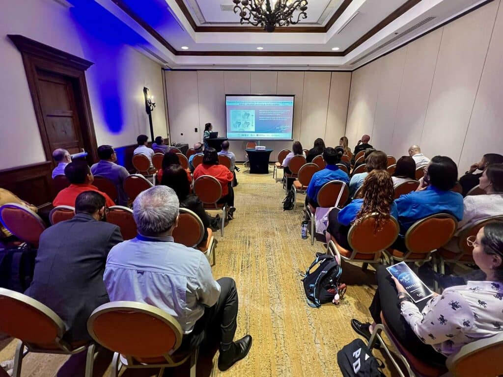 Presentations in a crowded room at the 2025 FECOP Alfombra Azul.