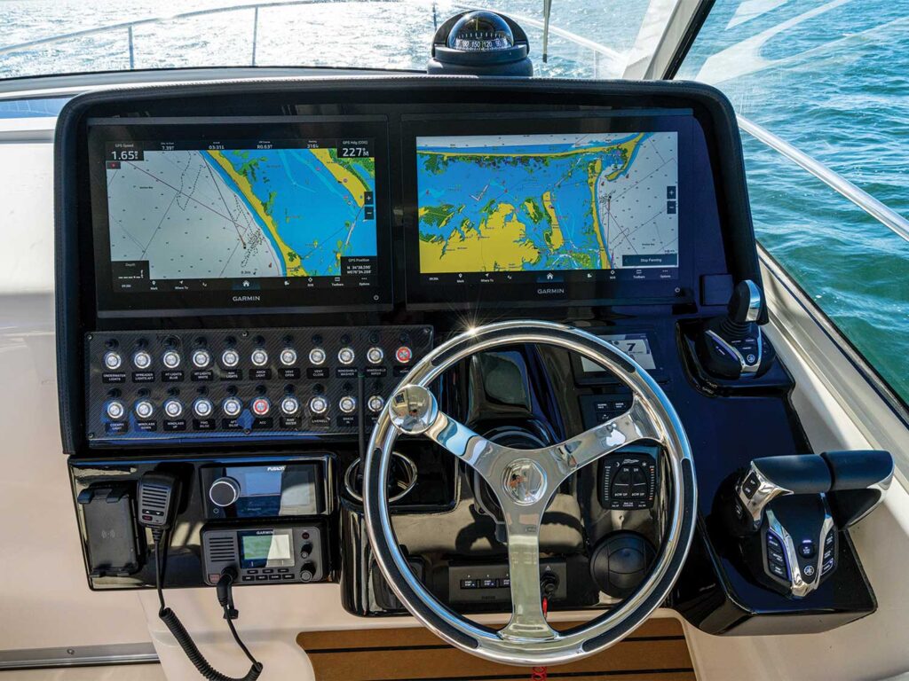 Grady-White Express 340 Helm