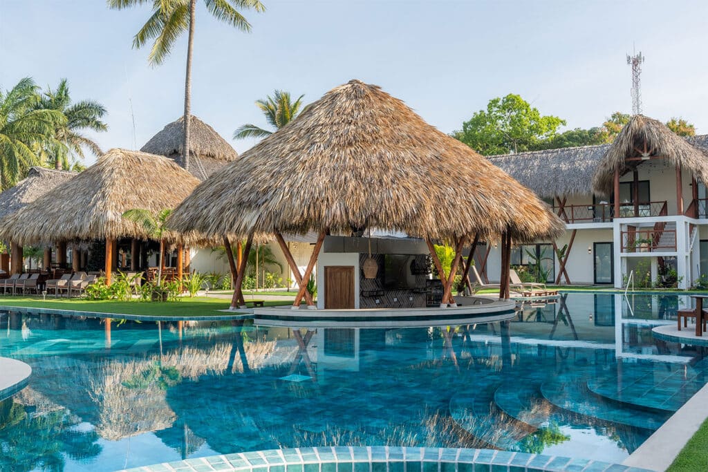 casa-vieja-lodge-pool-bar